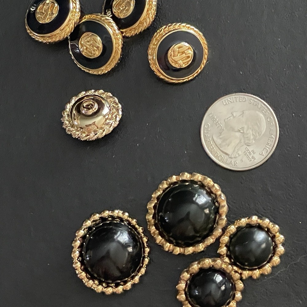 VINTAGE ST JOHN'S DESIGNER REPLACEMENT BUTTONS & EMBROIDERED PATCH