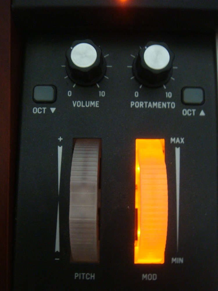 BEHRINGER DEEPMIND12 TRUE ANALOG 12-VOICE 49 KEY POLYPHONIC SYNTH -4 FX ENGINES