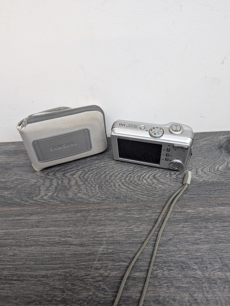 Samsung Digimax S1030 Camera - Silver - Spares Or Repairs
