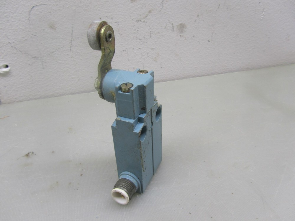 TELEMECANIQUE XCMA116T200 LIMIT SWITCH 24V 4A, USED