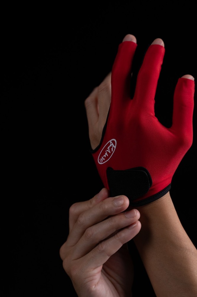 1 Kamui QuickDry 2024 Cue Glove - Red (Medium)