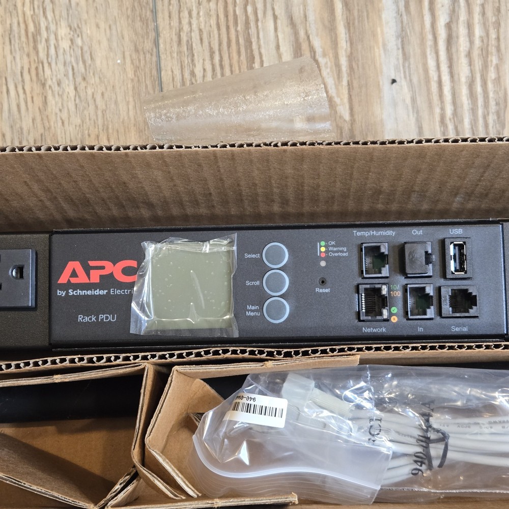 APC Metered Rack AP8865 PDU Power Distribution Unit-New
