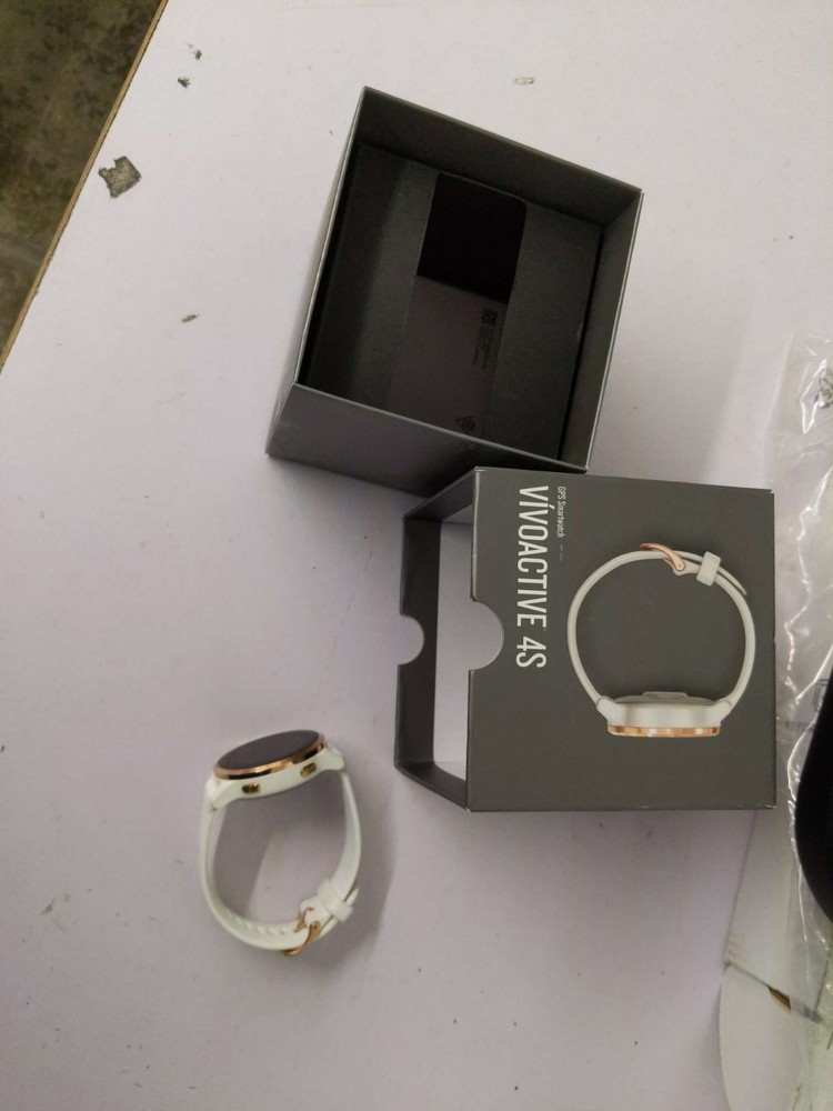 Garmin vívoactive 4S – Open-box (Charging Cable Replaced)
