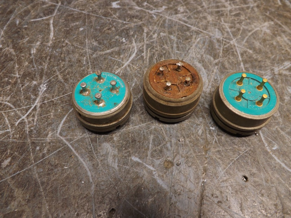 Military 24 VDC power plugs with tools