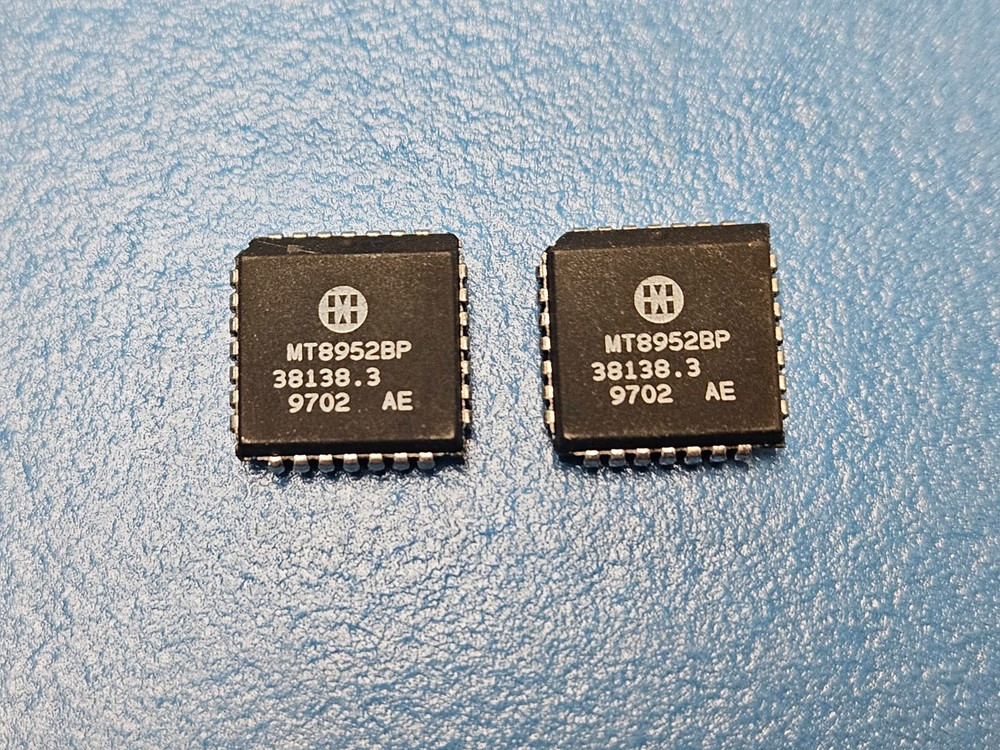 (2PC) MT8952BP Mitel Multi Protocol Controller, CMOS, PLCC28