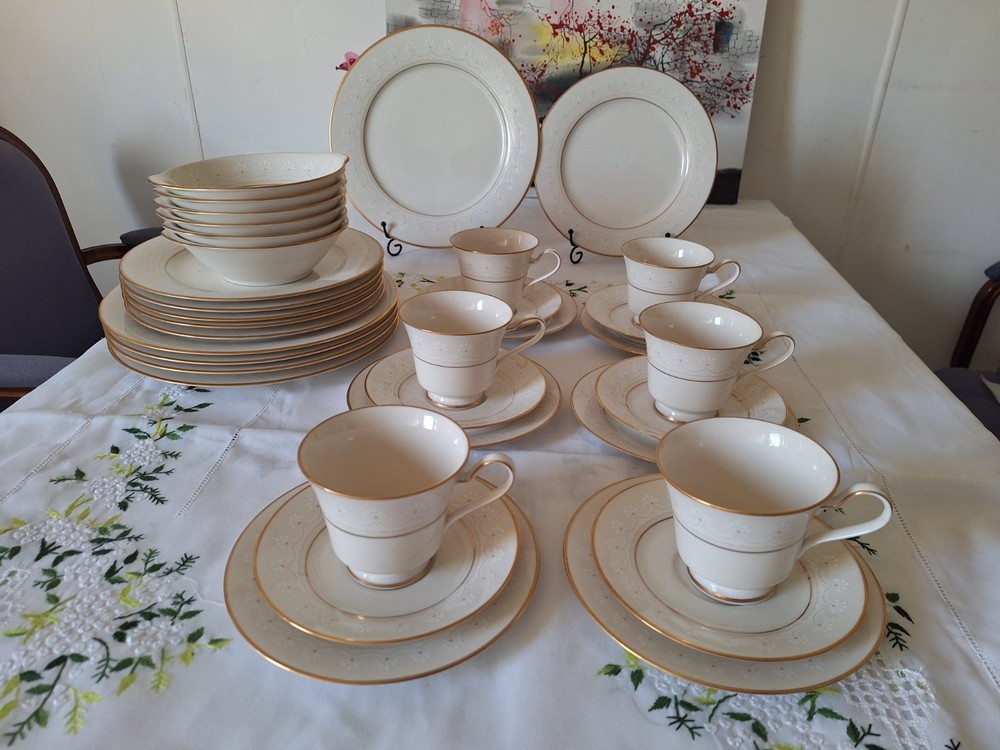 Dinner set, Noritake Caledonia pattern 7091, from Japan, 35 pieces