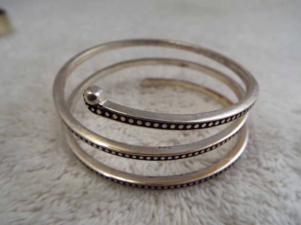 Silvertone Black Spiral Bangle Bracelet (B61)