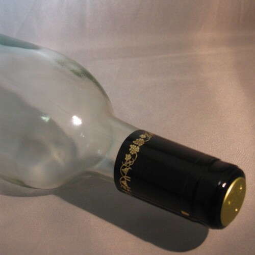 Black/Gold Grapes PVC Shrink Capsules - 30