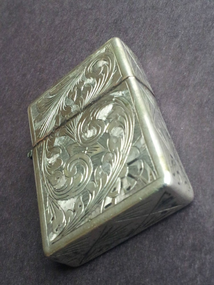 BEAUTIFUL  ANTIQUE SILVER CIGARETTE LIGHTER