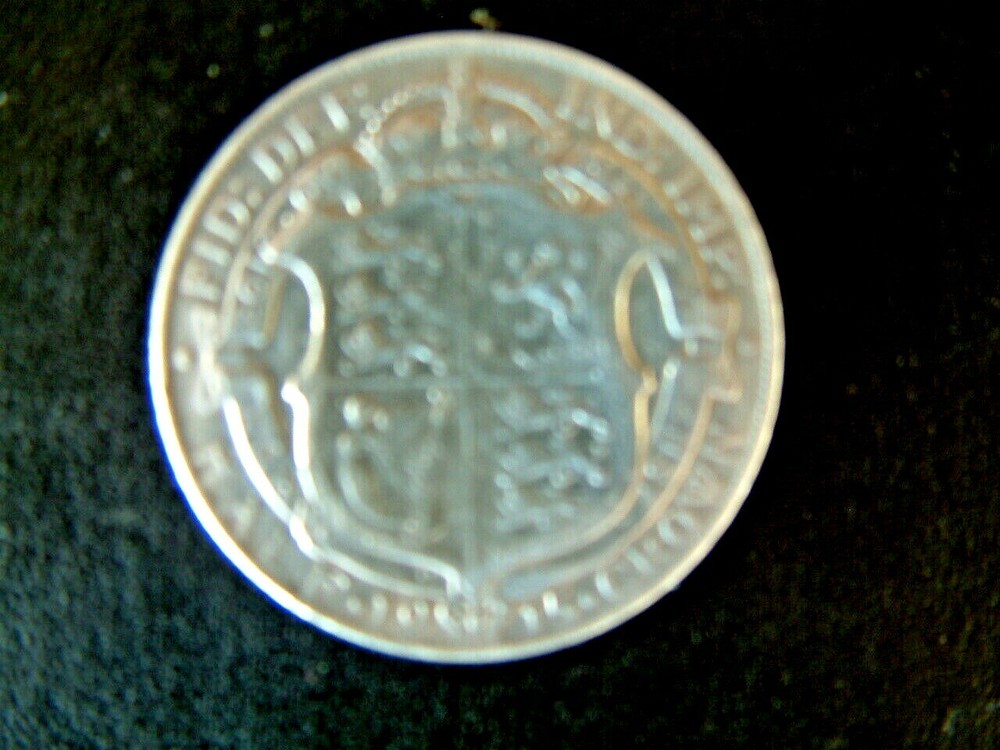 SOLID SILVER First World War George V Half Crown 1915 Very Good condition.