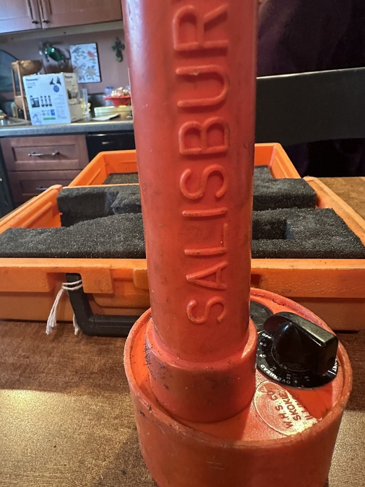 *** SALISBURY WHSCO AUDIO VISUAL AC VOLTAGE DETECTOR IN CASE ***