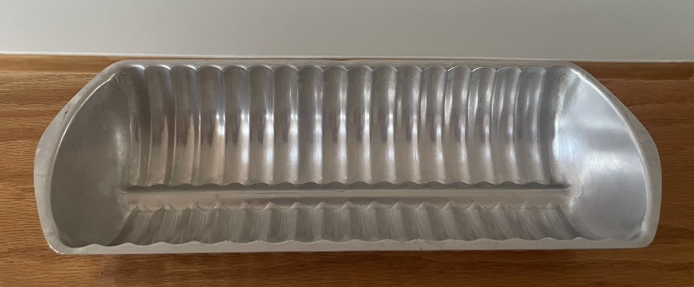Scandinavian Scalloped Almond cake pan