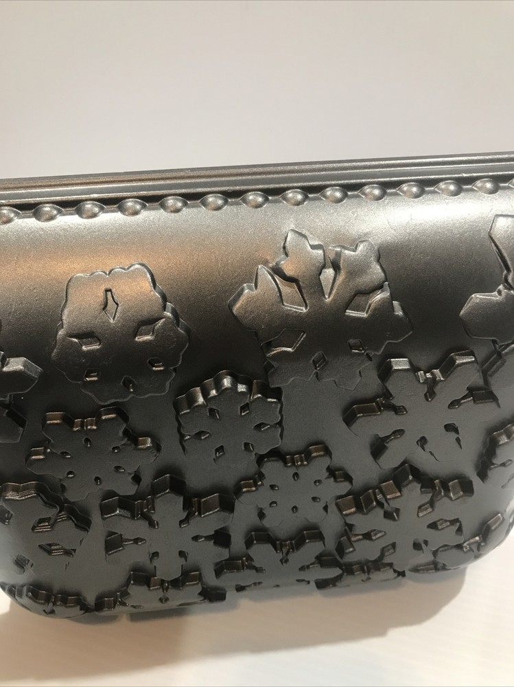 Nordic Ware Non Stick Snowflake Pound Cake Baking Pan 9” X 11”