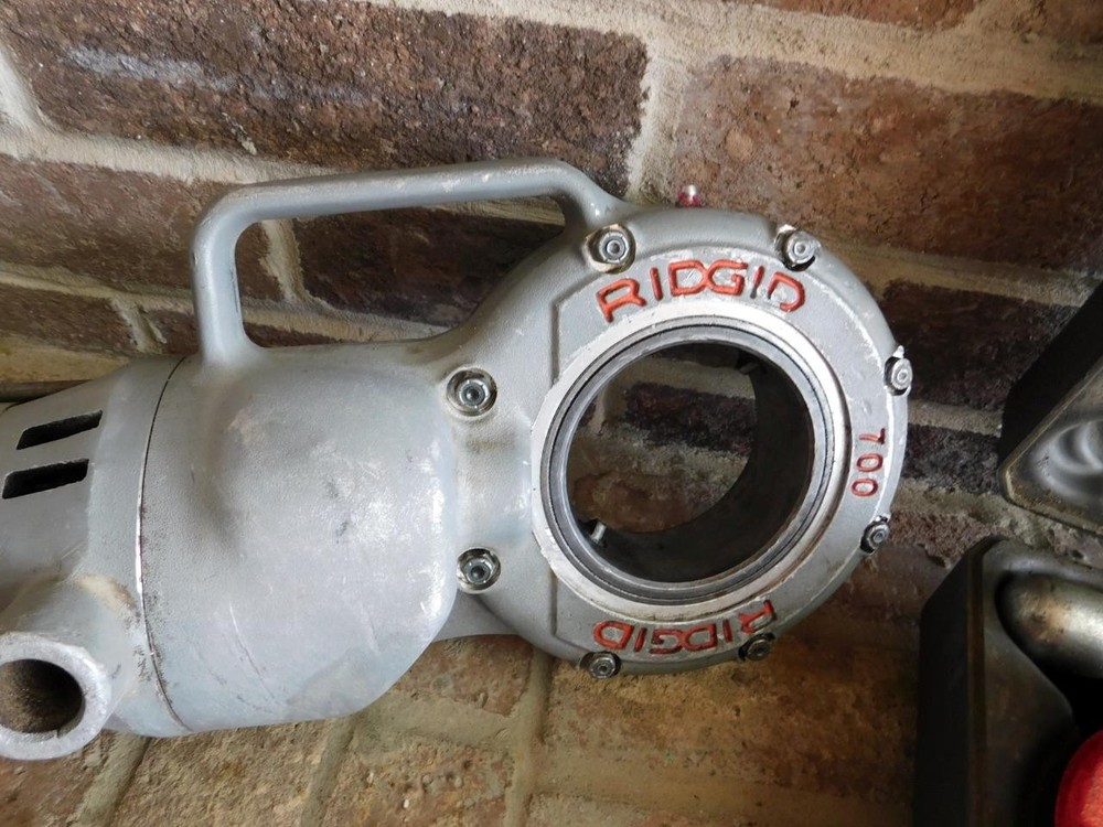 RIDGID 700 PIPE THREADER THREADING MACHINE WITH 6 DIES 1/2" TO 2" WITH CASE