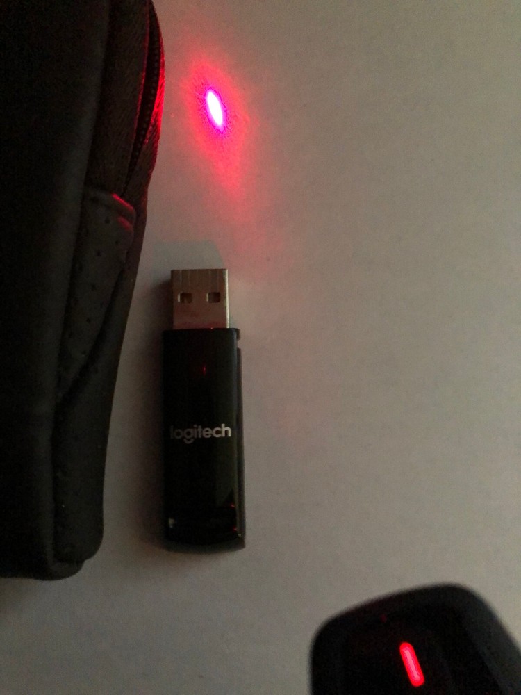 Logitech R400 Remote Wireless Presenter Laser Pointer with Zippered Case