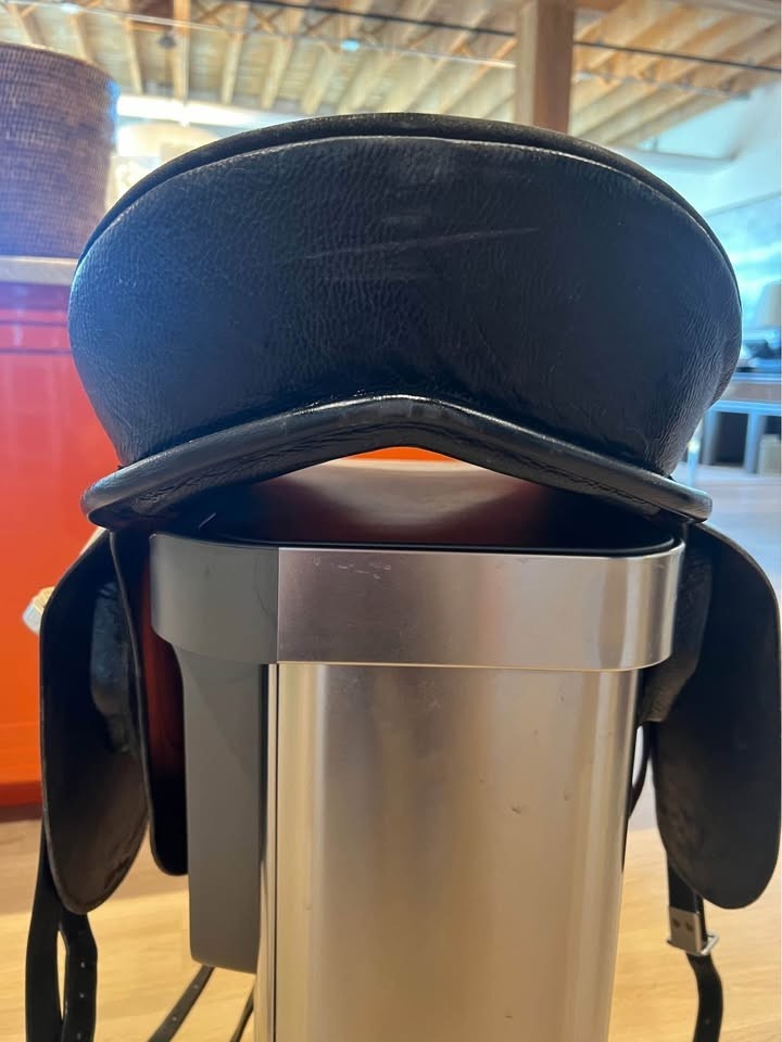 Ansur Treeless Saddle -Black - 18" Seat