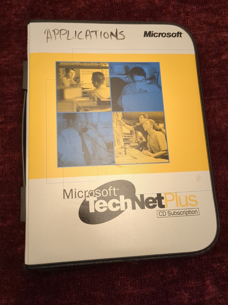 Microsoft Technet Plus DVD/CD BINDER w/Sleeves NO DISCS, NO SOFTWARE