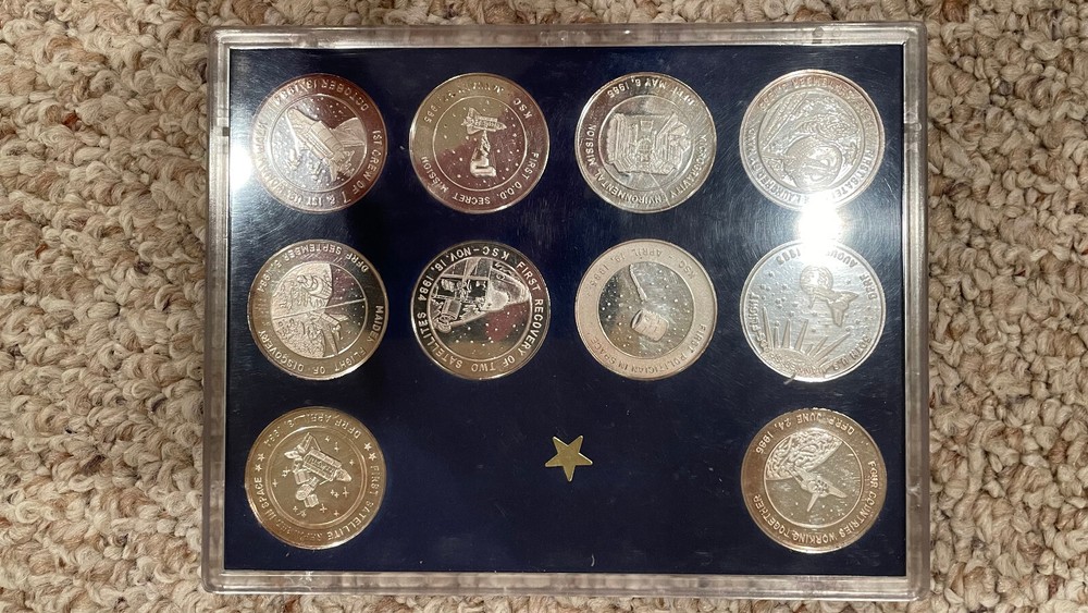 (10) Shuttle Shuttle Flights, silver medals in case, Discovery and Challenger