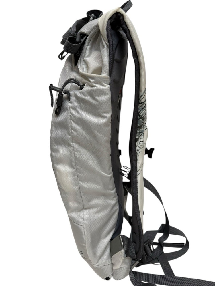 Osprey Karve 11 Backpack Ski Snowboard Hydration Pack Gray White Size M/L
