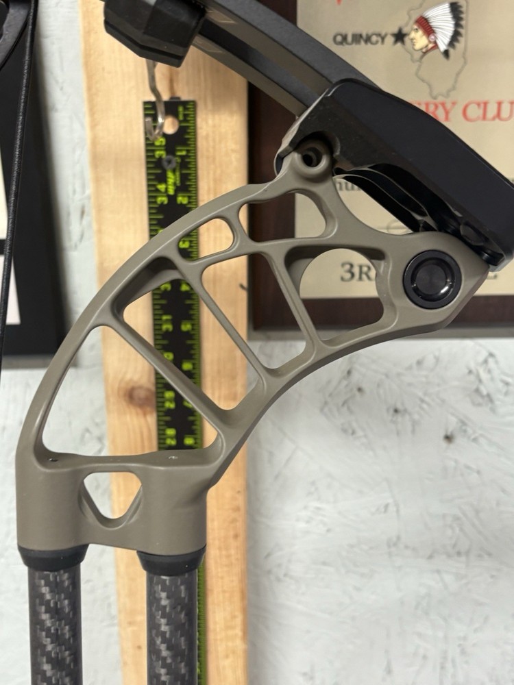 Prime Divide 33/6 Rh 70 Pound Morel/Black Compound Bow