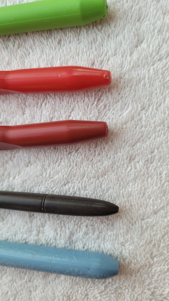 Preowned Set of 5 Latch Hooks