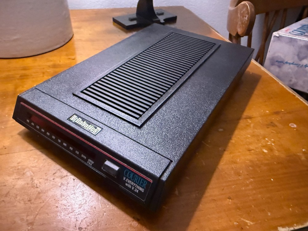 USRobotics Courier V.Everything V.34 33.6K External Modem 1995 Complete Box