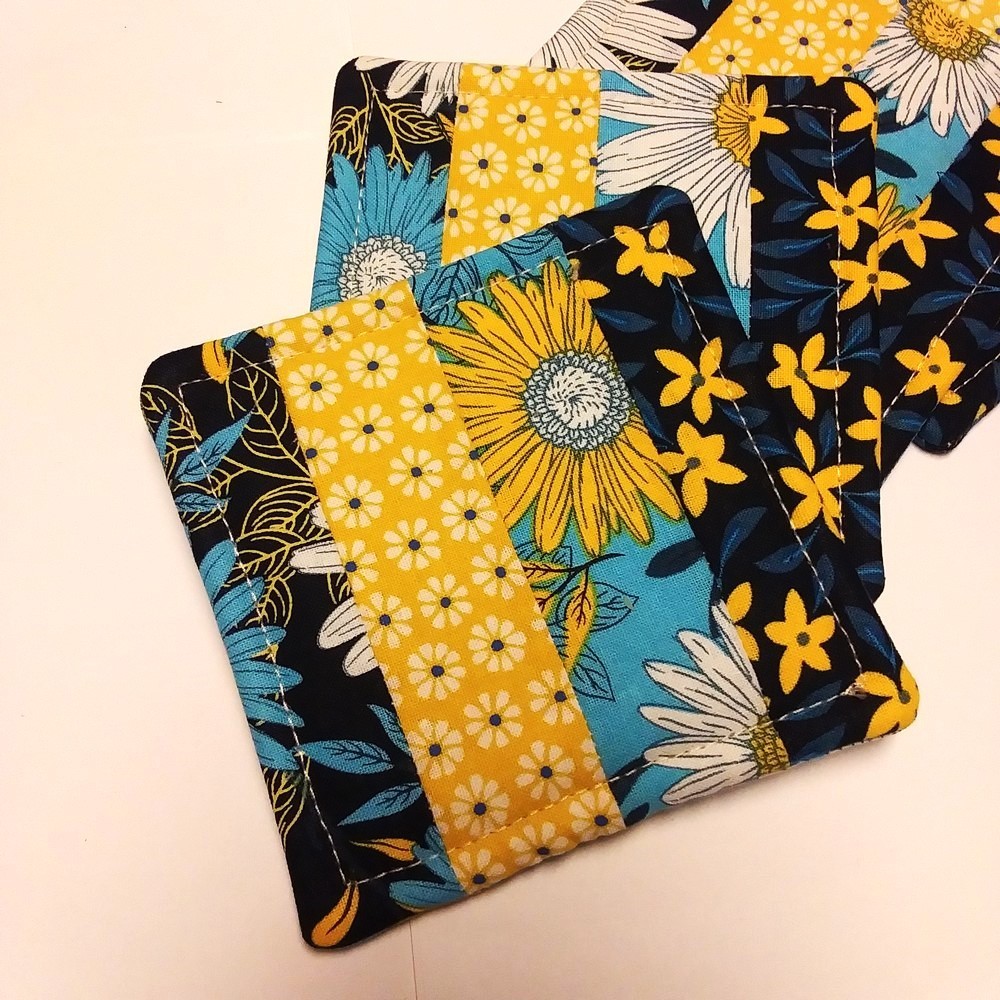 DARLING DAISIES 5pc Handmade Reversible Patchwork Coasters w/Holder & Button
