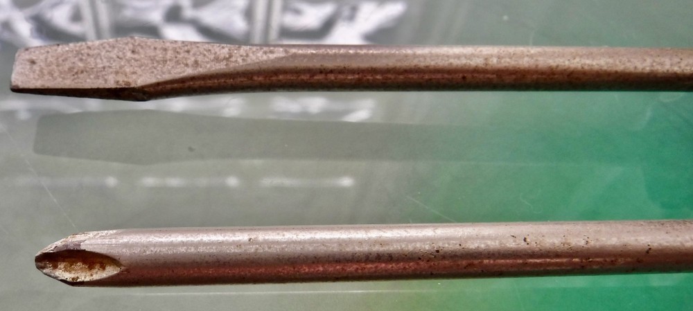 2 Stanley 7.5” Screwdrivers Flathead & Phillips Black & Cream Plastic Handle