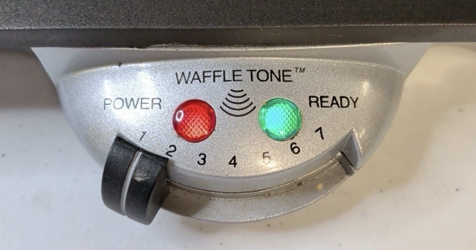 Villanova Uno Square Belgian Waffle Maker Model 2000 1000 Watts