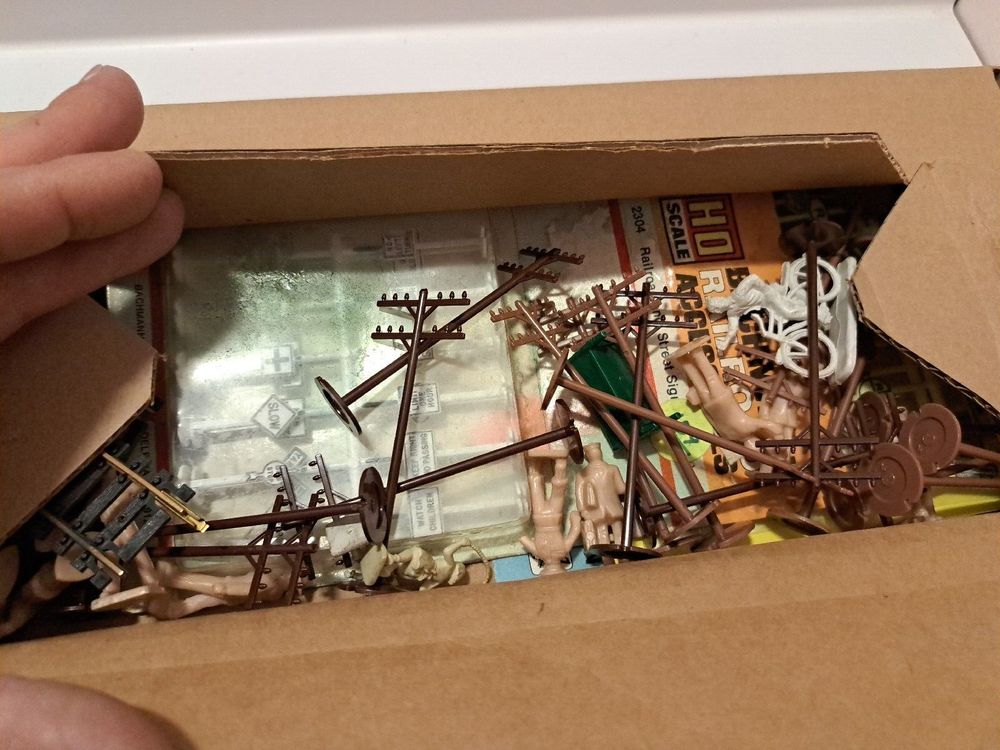 Bachmann "SILVER EXPRESS" Electric HO Train Set 83 PC