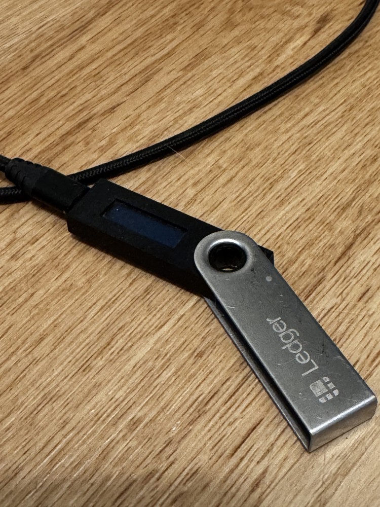 Ledger Nano S Cryptocurrency Bitcoin Hardware Wallet - Matte Black