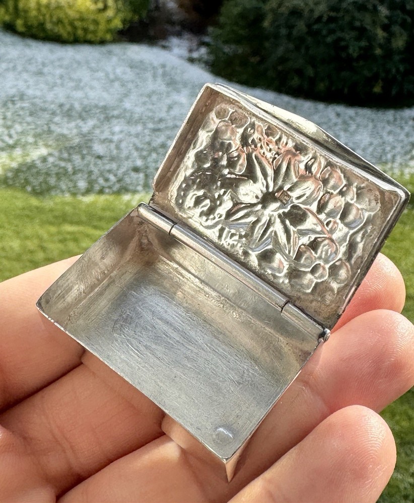 Vintage Solid 900 Silver Floral Design Pill / Snuff Box