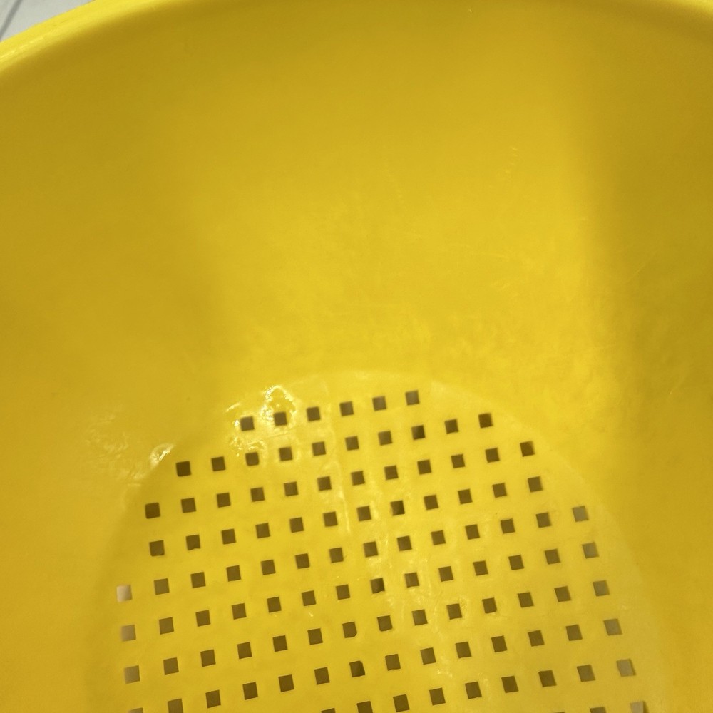 Tupperware Yellow 1 Quart Small Colander Strainer Double Pour Spout #1200-9