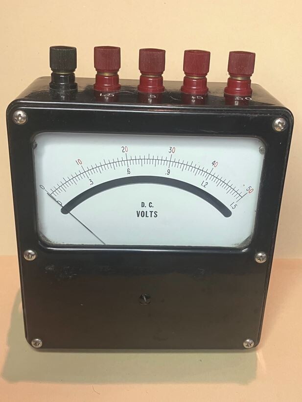Precision Lab-Quality DC Voltmeter with Mirror Scale and Carrying Strap