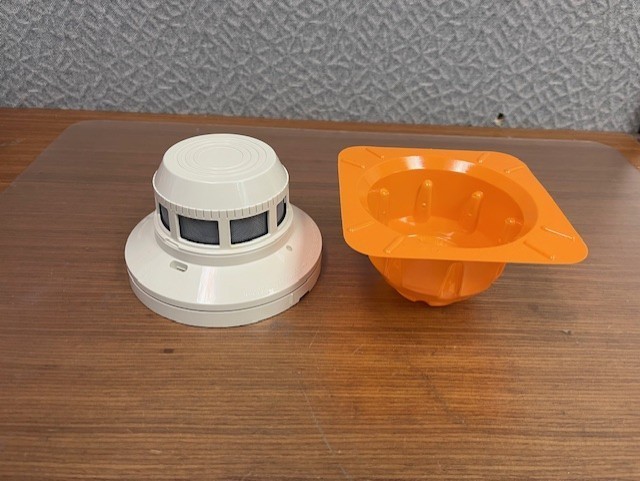 System Sensor 2400 smoke detector; NOS New in open box