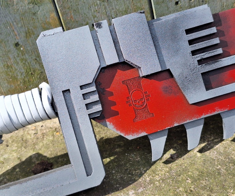 Warhammer 40,000 cosplay chainsword