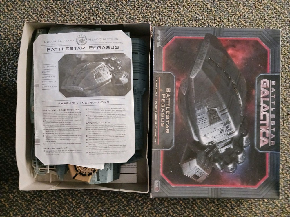 Moebius Models Battlestar Galactica Pegasus 1/4105 Scale Model Kit Open Box