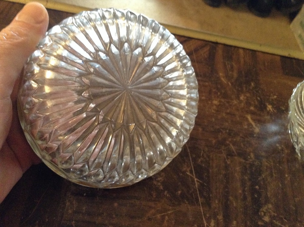 2 clear glass dishes