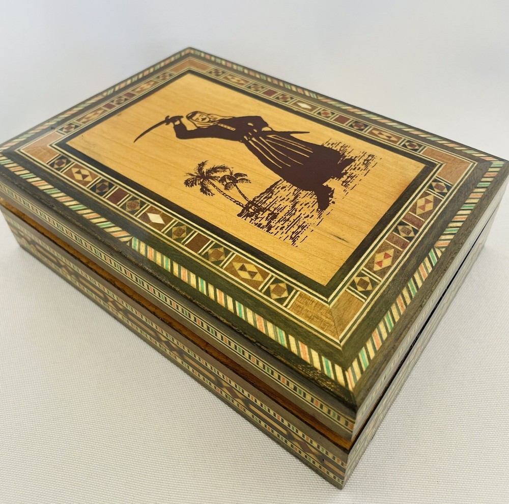 middle eastern wood felt lined , Hinged box. Intricate Details
