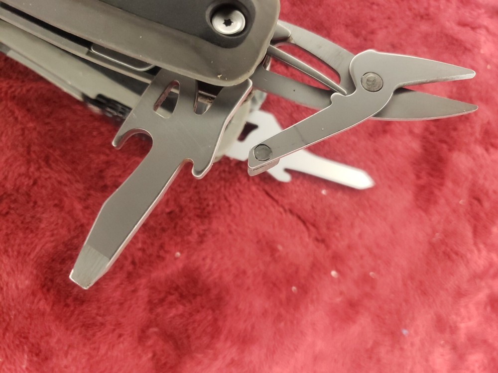 Gerber Radius Multi Tool Ergonomic 8 tool Plier with Nylon sheath USA
