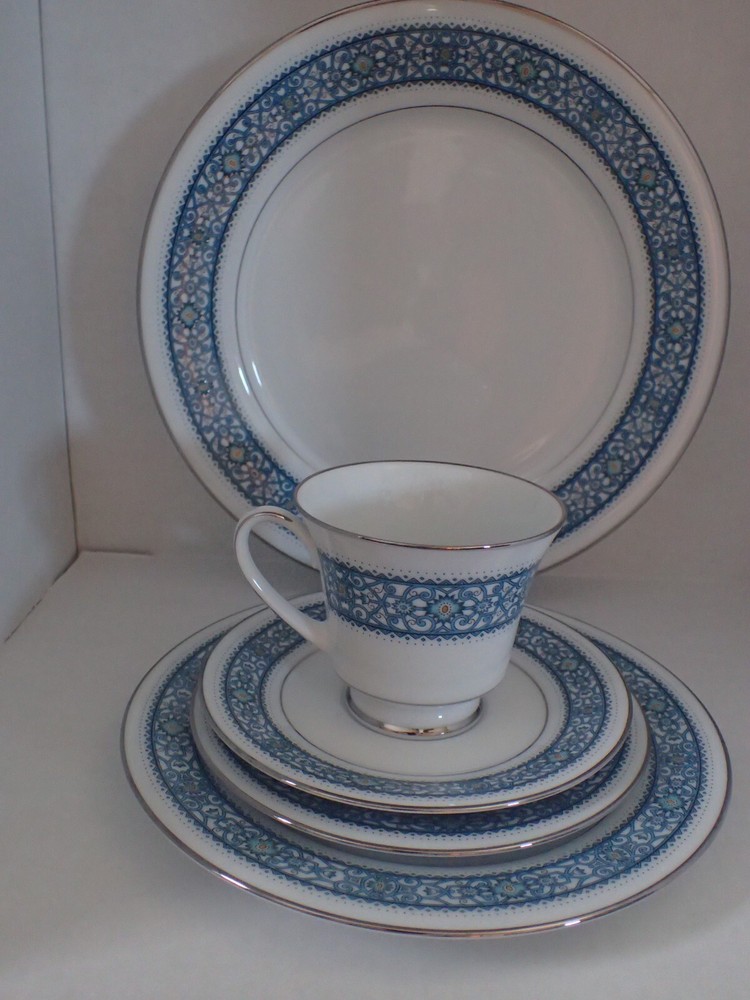 VINTAGE NORITAKE BLUE LARUE 6913 PATTERN W/PLATINUM TRIM DINNERWARE 45PC