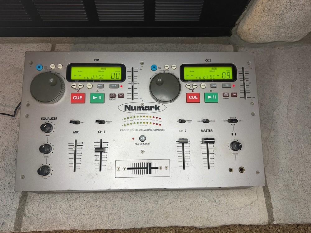 Numark CD Mix 1 Professional CD Mixing Console POWERS ON