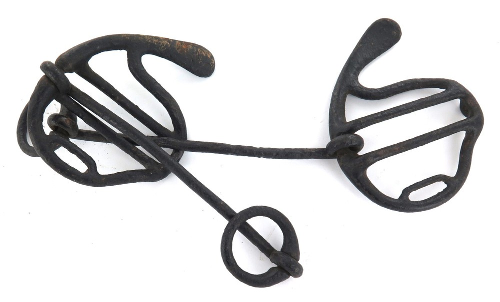 .UNKNOWN USAGE 1700s / 1800s SET CAST IRON HORSE RELATED TAT.