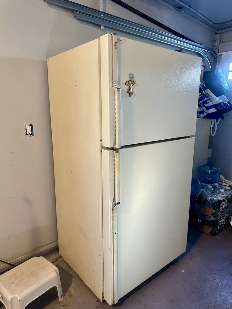 Large Refrigerator/Freezer - Works Great!!!