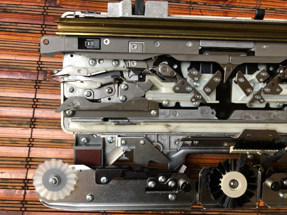 STUDIO MOD 560L KNITTING MACHINE CARIAGE ONLY, NO ATTACHMENTS