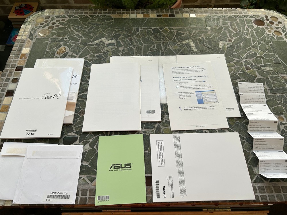 Asus Eee PC Windows XP Edition disks, booklets, start guide