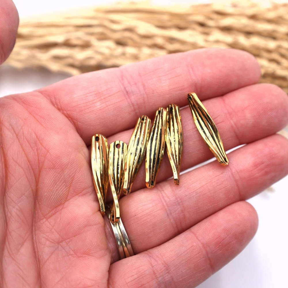 6 Twisted Brass Plated Connectors (MP165)