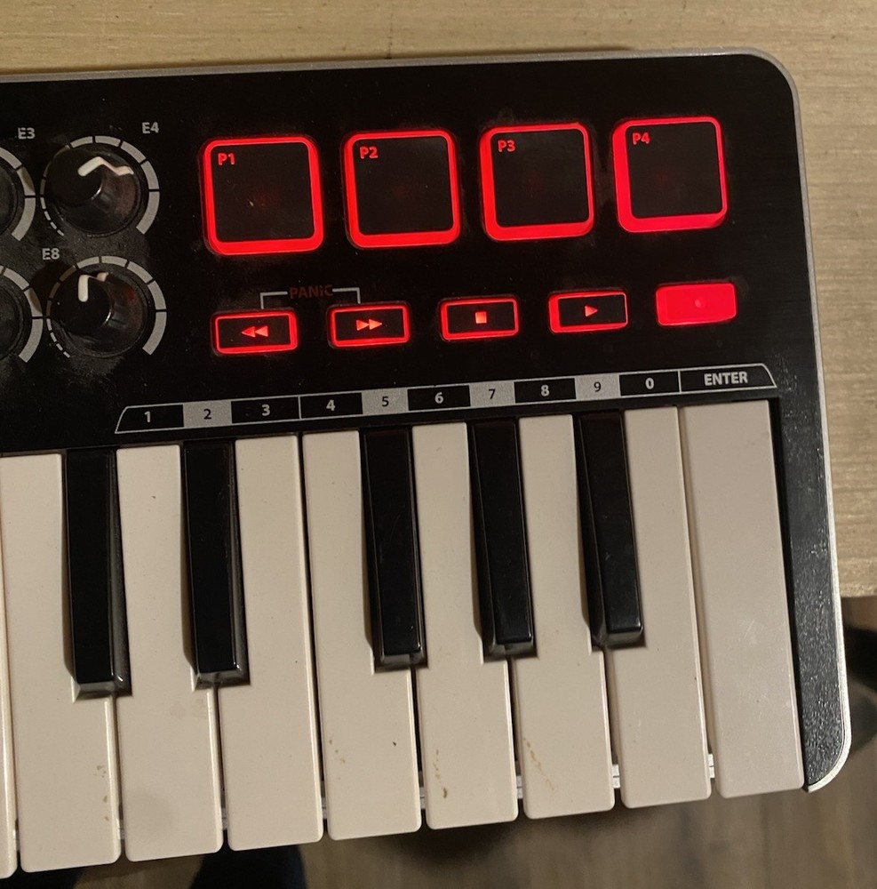 Samson Graphite M25 USB MIDI Controller 25-Key Keyboard Tested