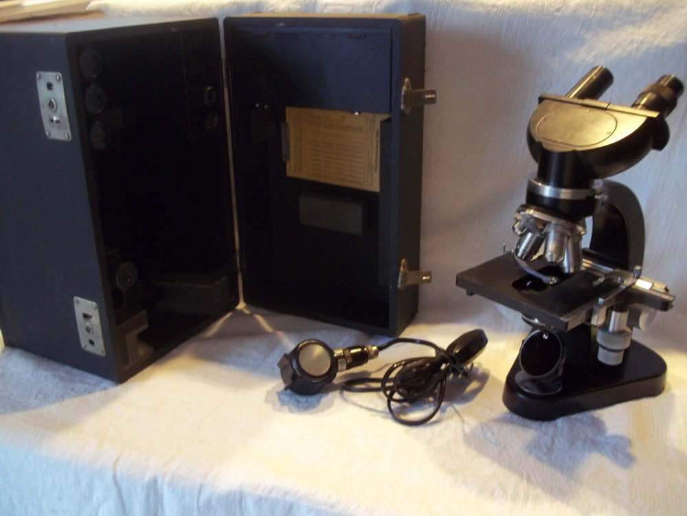 ERNST LEITZ WETZLAR Binocular Microscope W/ 4 Objectives / Case /Light 583144