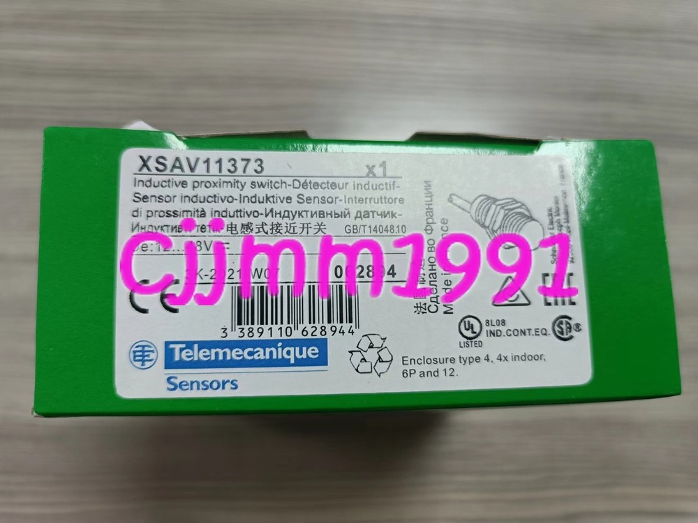 1PC NEW Schneider XSAV11373